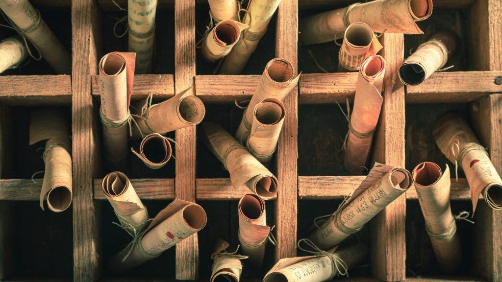 Biblioteca única com pergaminhos baseados no alfabeto futhark