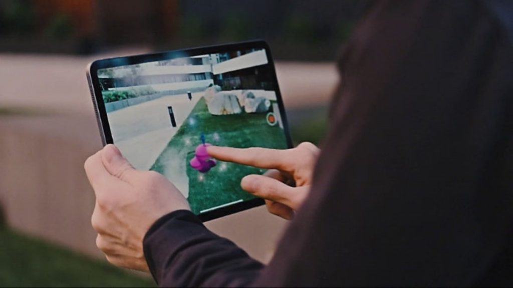 imagem mostra uma pessoa usando o dedo para mexer na tela de um tablet