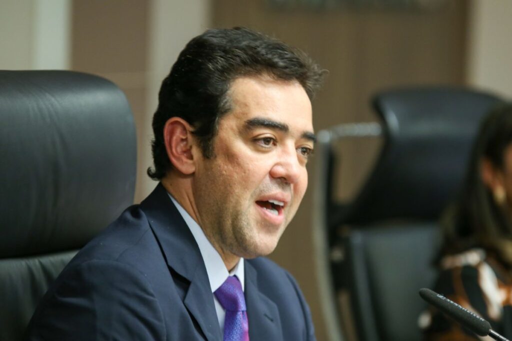 Ministro do TCU atropela colega e determina que INSS diga como vai devolver descontos indevidos