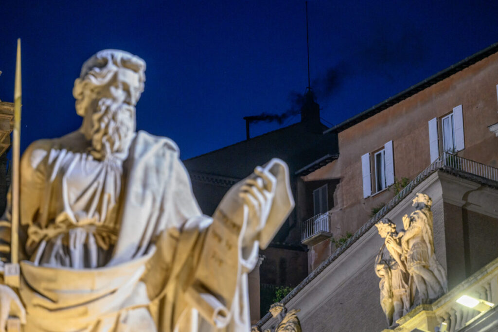 Fumaça preta surge e conclave não elege papa em 1ª votação