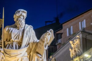 Fumaça preta surge e conclave não elege papa em 1ª votação
