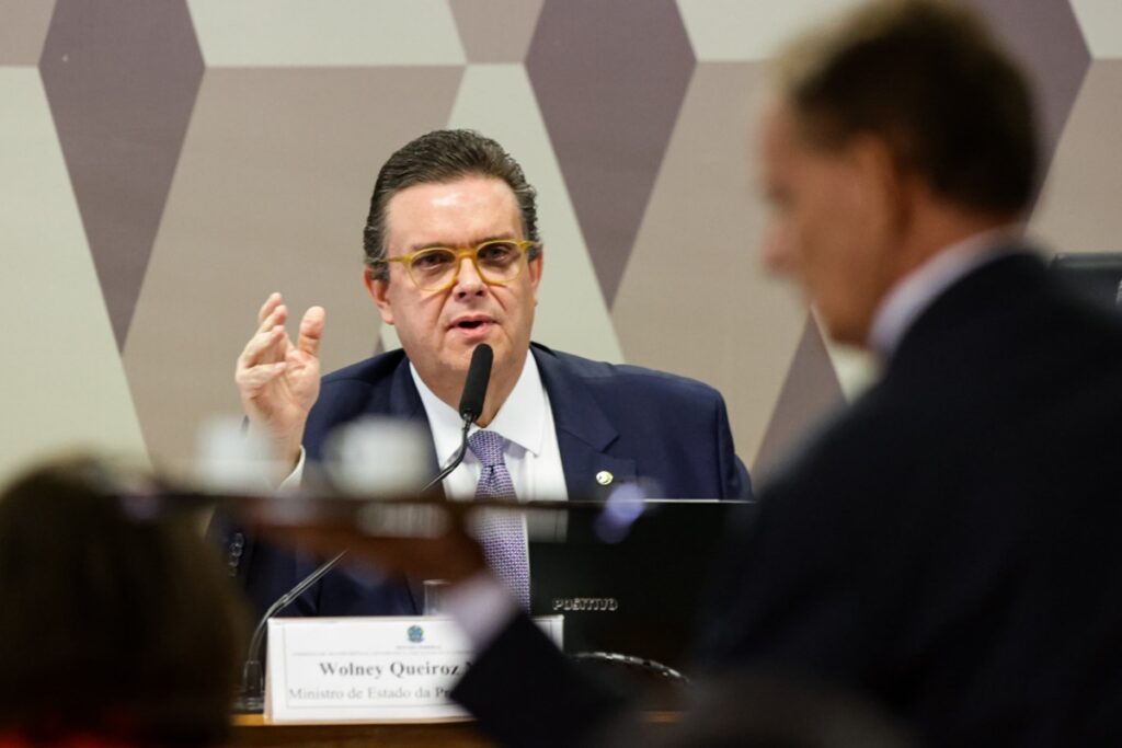 Ministro da Previdência fala sobre fraudes do INSS no Senado; siga