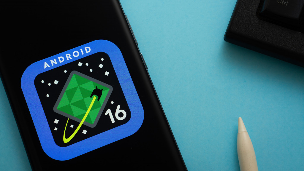 Logotipo do Android 16 em um smartphone