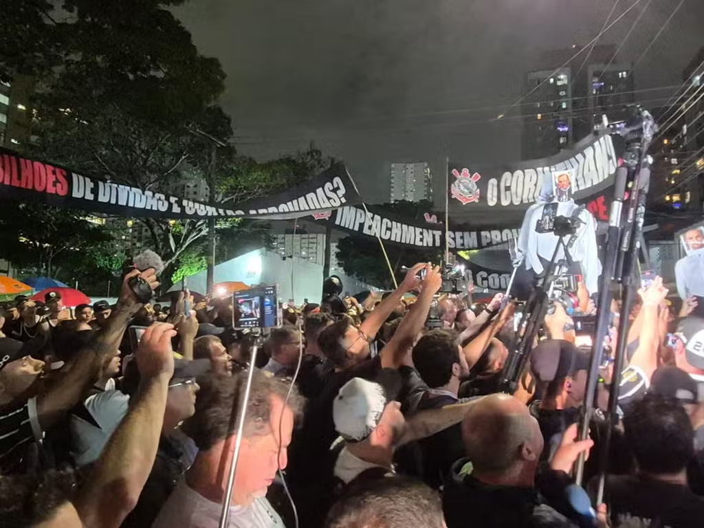 Torcida protestou contra o impeachment de Augusto Melo (Reprodução) Torcida protestou contra o impeachment de Augusto Melo (Reprodução)