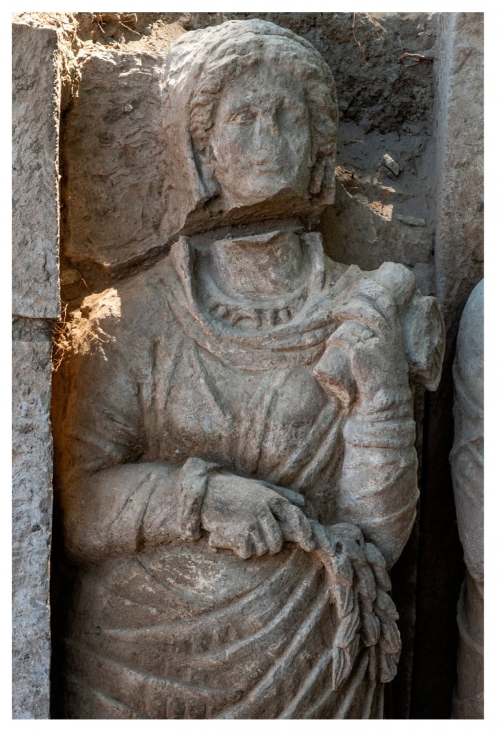 Figura feminina tem colar e aspersório