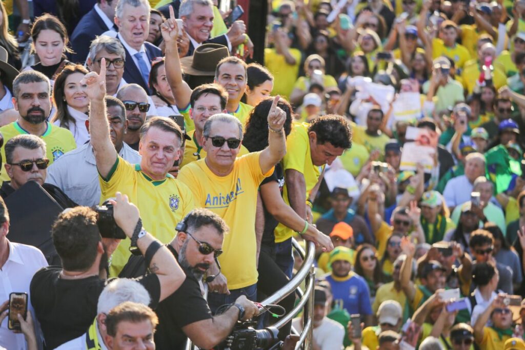 Apoiadores de Bolsonaro fazem ato pela anistia em Brasília. Siga