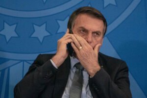Bolsonaro ligou para Mourão e fez pedido antes de senador depor ao STF