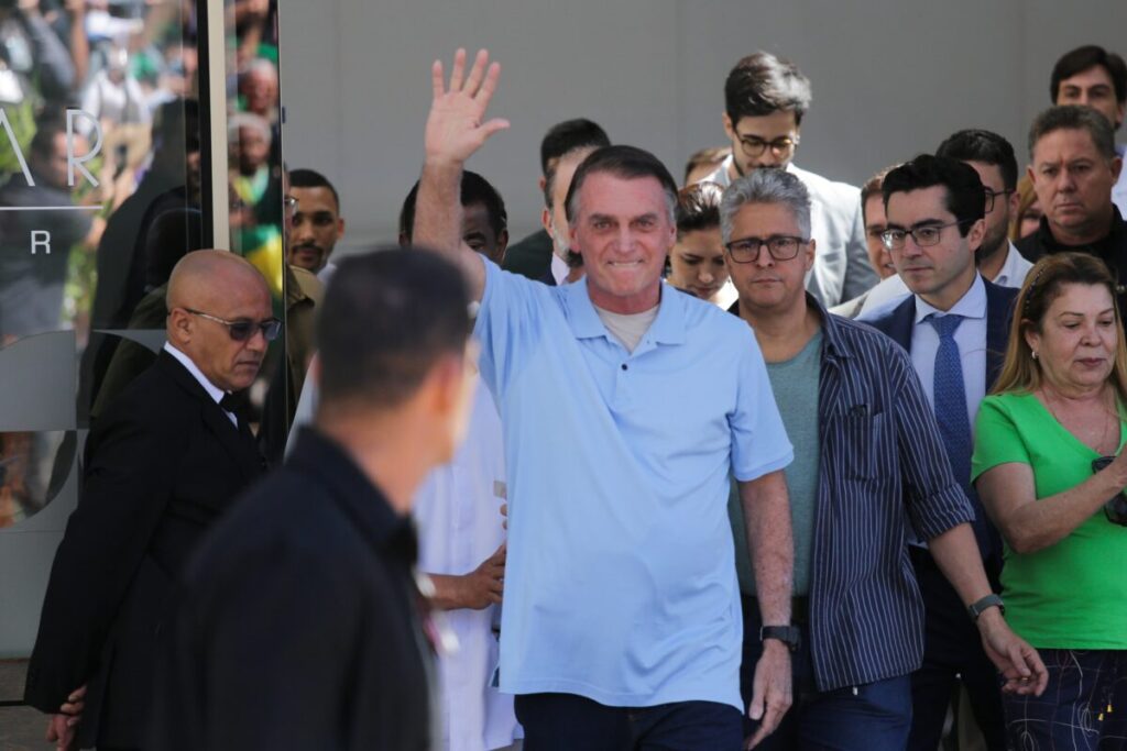Bolsonaro recebe alta de hospital em Brasília após 3 semanas