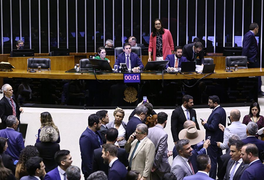 Câmara estuda, em reação ao STF, destravar PEC que limita poder de ministros