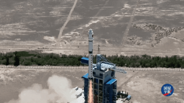 GIF do foguete chines Long March 2D sendo lançado