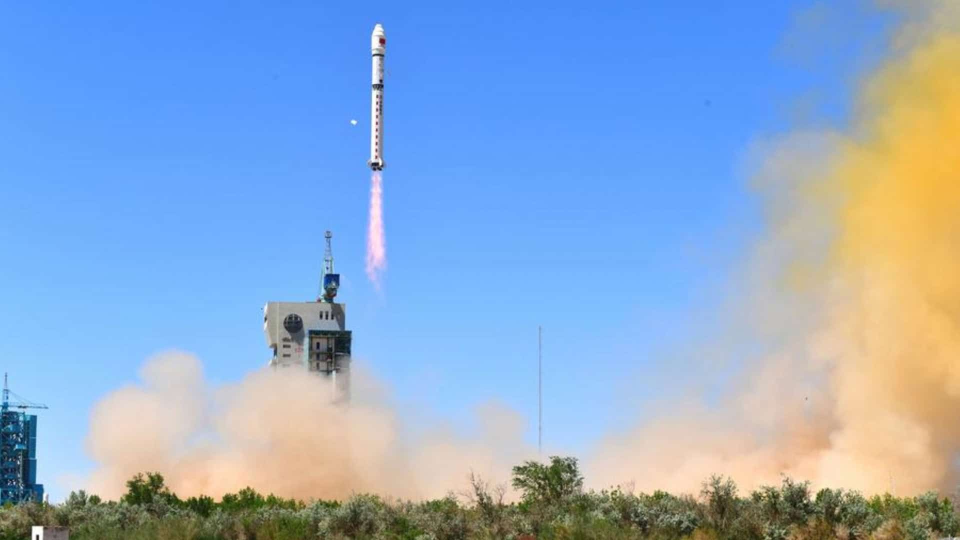 Foto do foguete Long March 2D que leva satélites chineses