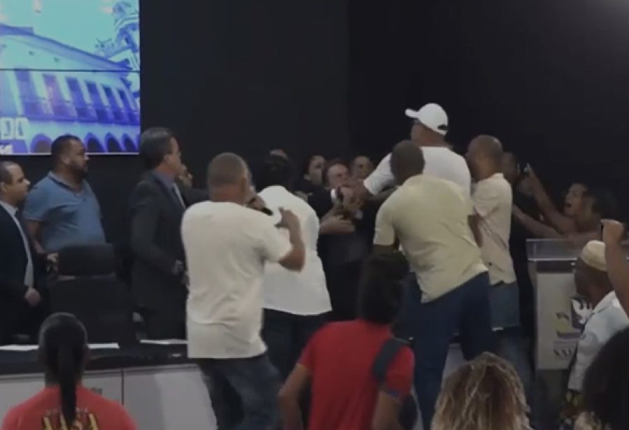 Confusão: Sindicalistas invadem auditório durante votação na Câmara de Vereadores; veja vídeo