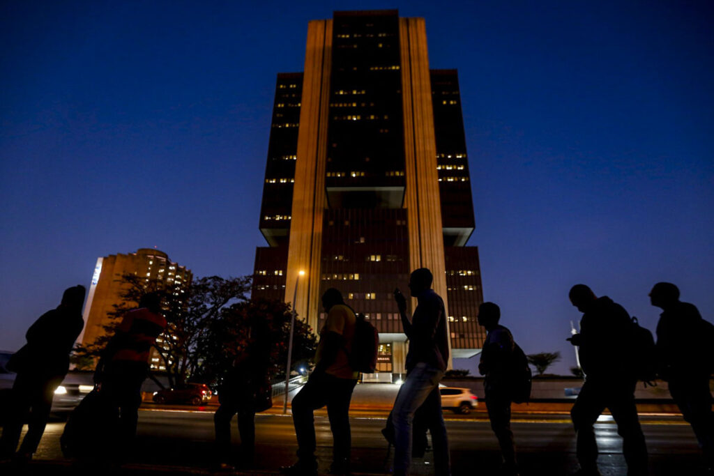 Copom desacelera ritmo, mas sobe Selic para 14,75% ao ano