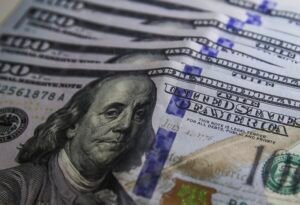 Dólar abre em alta com aprovação do projeto de lei de Trump