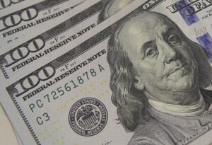 Dólar no fim de 2025 passa de R$ 5,85 para R$ 5,82, aponta Focus