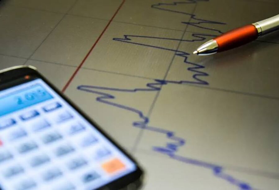 Economistas aumentam previsão do PIB e reduzem a do dólar pela 4ª semana consecutiva