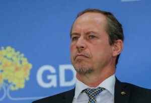 Em livro, ex-interventor do DF relata tensão com militares no dia 8/1