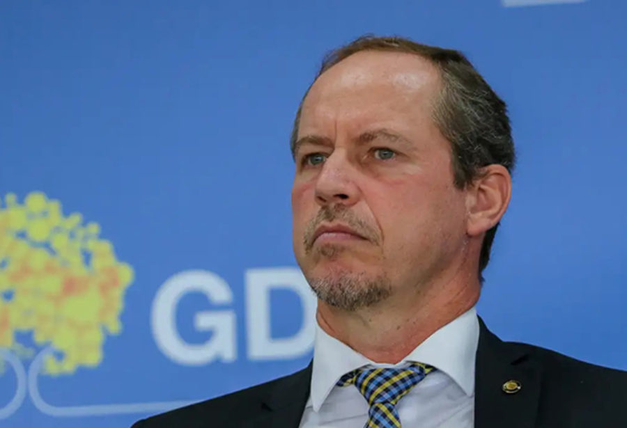 Em livro, ex-interventor do DF relata tensão com militares no dia 8/1