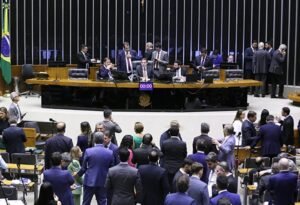 Líderes de centro da Câmara tentam evitar crise com STF, mas oposição cobra resposta