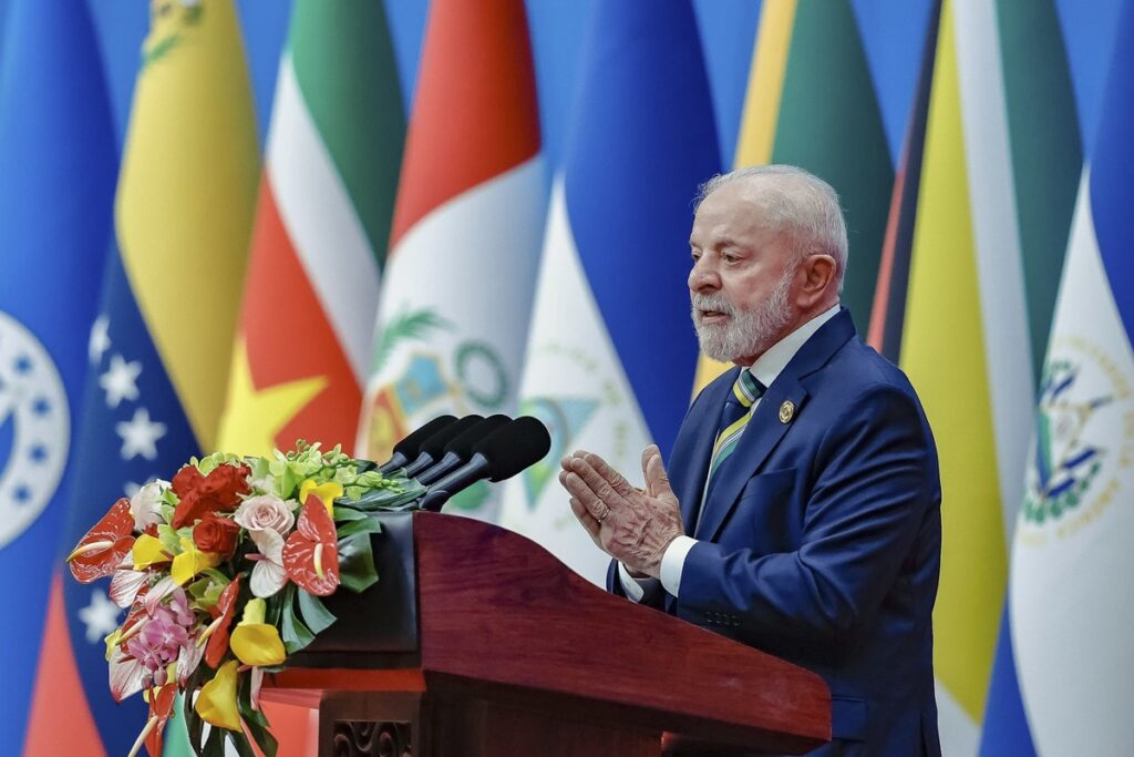 Lula se irrita com vazamentos sobre Janja e ministros se oferecem para mostrar celulares