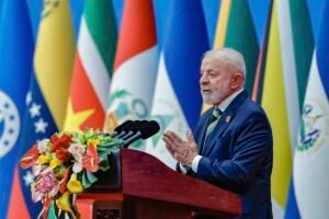 Lula se irrita com vazamentos sobre Janja e ministros se oferecem para mostrar celulares
