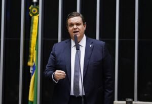 Novo ministro da Previdência assinou emenda para adiar controle de descontos no INSS