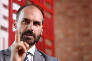 PGR pede ao STF abertura de inquérito contra Eduardo Bolsonaro
