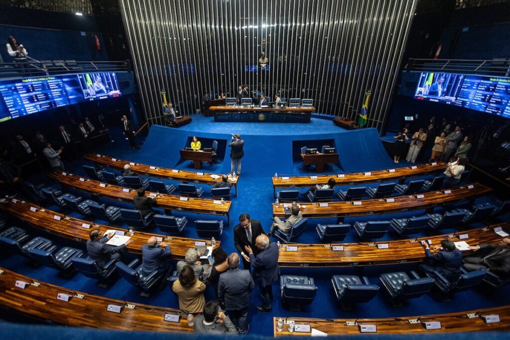 Proposta de aumentar deputados enfrenta resistência no Senado