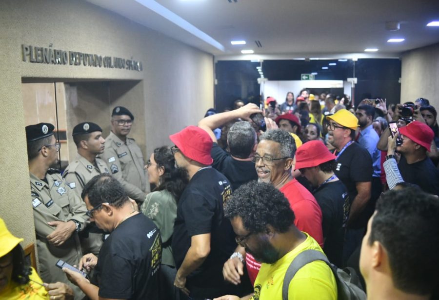 Sessão plenária na Assembleia Legislativa é encerrada após invasão de servidores do Judiciário; assista