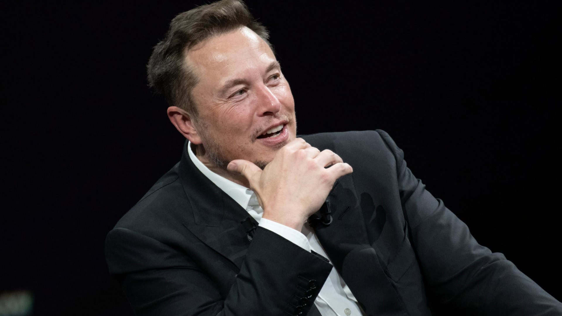 Elon Musk fazendo pose