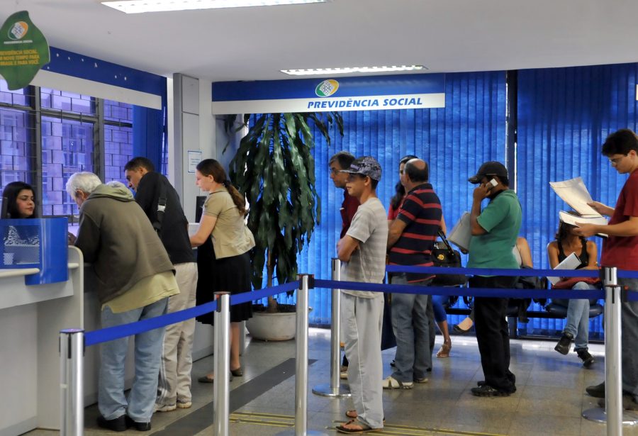 Uso de dinheiro público para ressarcimento a aposentados do INSS vira foco de tensão no Planalto