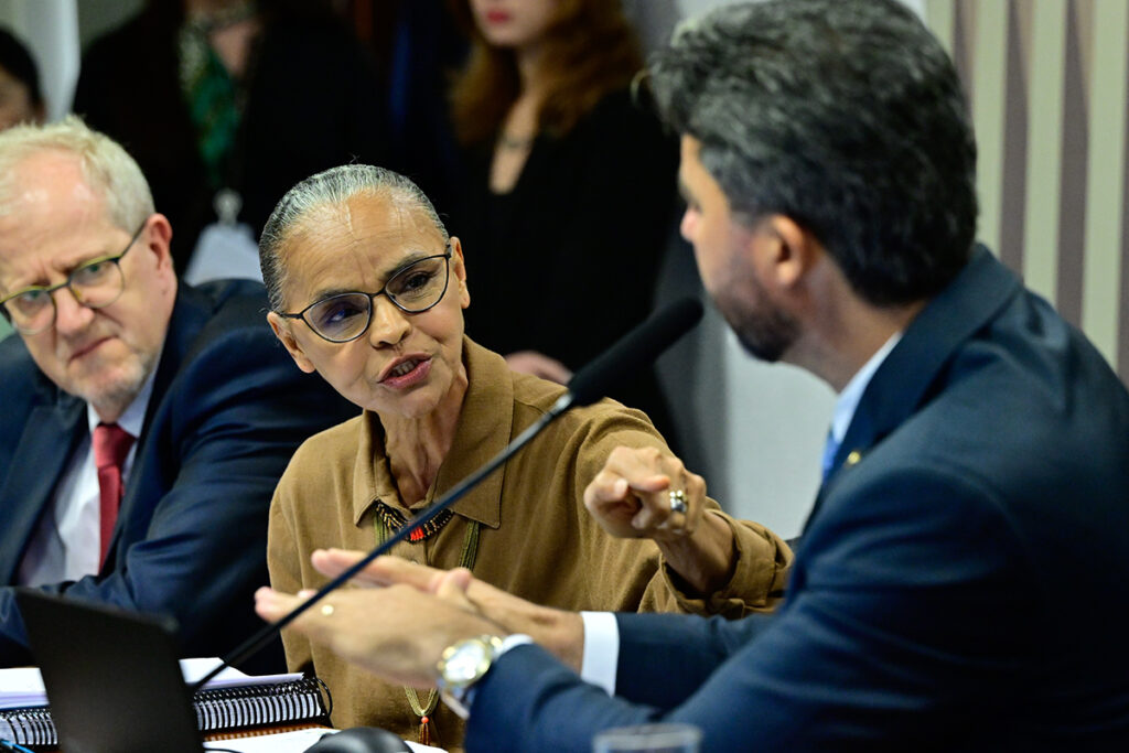 Vídeo: senador bate boca com Marina Silva: "Submissa eu não sou"