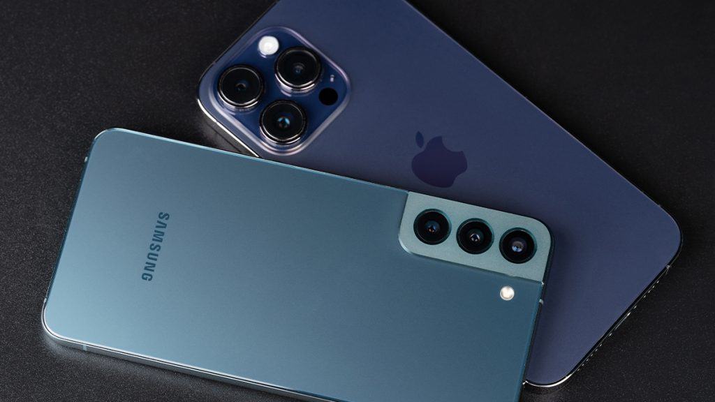 iPhone da Apple e Galaxy da Samsung em cima de uma mesa