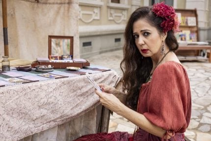 Cristiane Amorim volta às novelas da Globo como trambiqueira