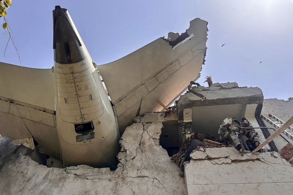 Avião com destino a Londres cai na Índia com 244 pessoas a bordo