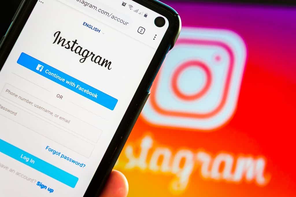 Logo do Instagram e página de login da rede social