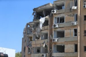 Míssil do Irã atinge maior hospital do sul de Israel. Veja vídeos