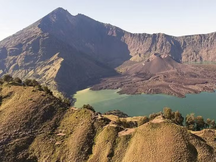Monte Rinjani: como é a trilha onde brasileira aguarda resgate na Indonésia