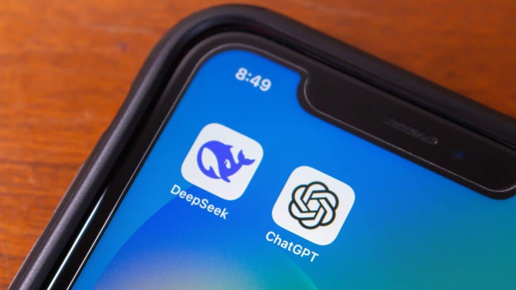 Ícones dos aplicativos do DeepSeek e do ChatGPT na tela inicial de um iPhone