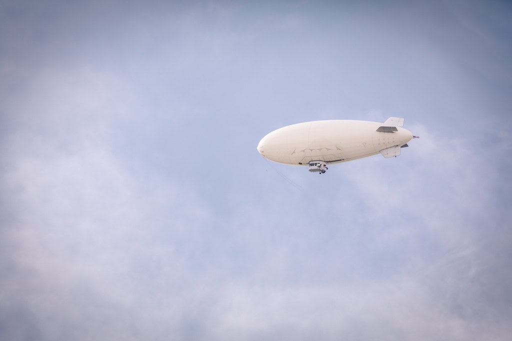 Dirigível no ar