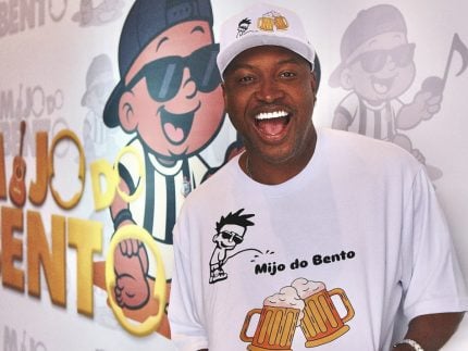 Thiaguinho brinda e faz pré-festa para a chegad