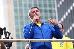 Bolsonaro culpa esquerda pelo 8/1 e diz que é processado por "fumaça de golpe"