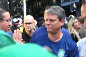 Tarcísio ataca governo Lula e diz que "o Brasil não aguenta mais o PT"