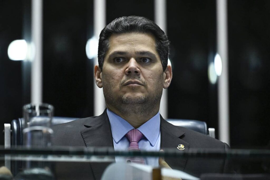 Alcolumbre cria CPMI para investigar fraudes dos descontos do INSS