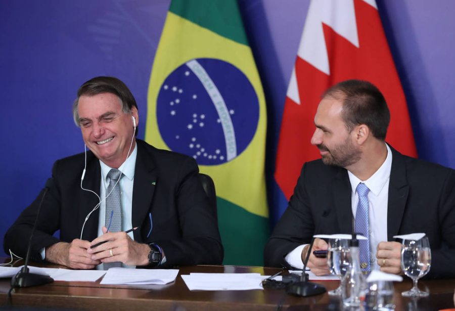 Bolsonaro afirma que transferiu R$ 2 milhões para Eduardo via Pix
