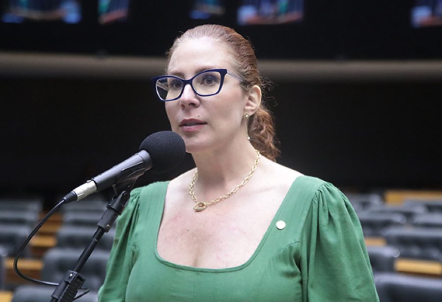 Carla Zambelli afirma a portais que pretende se apresentar a autoridades italianas