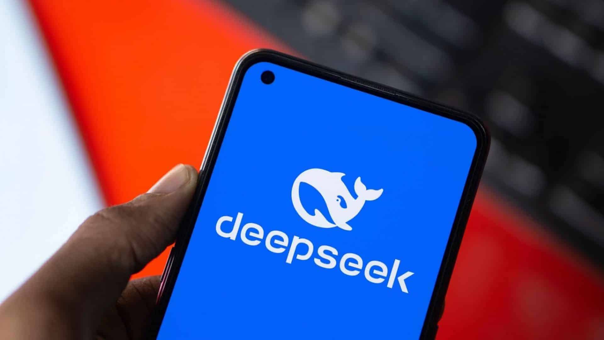 Logo do DeepSeek na tela de um smartphone