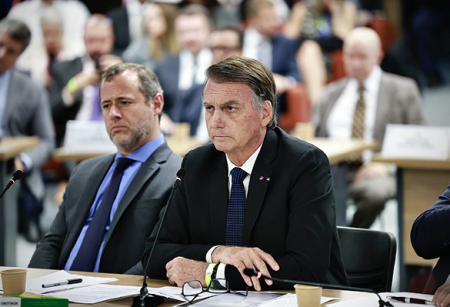 Depoimento de Bolsonaro extravasa versão da defesa, é evasivo sobre minutas e deixa lacunas