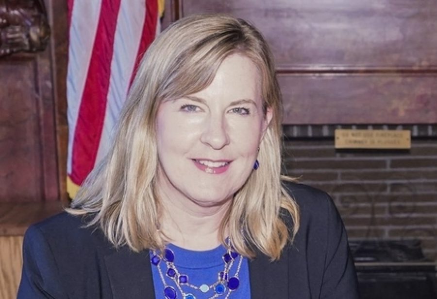 Deputada do partido Democrata é morta por atirador vestido de policial nos EUA