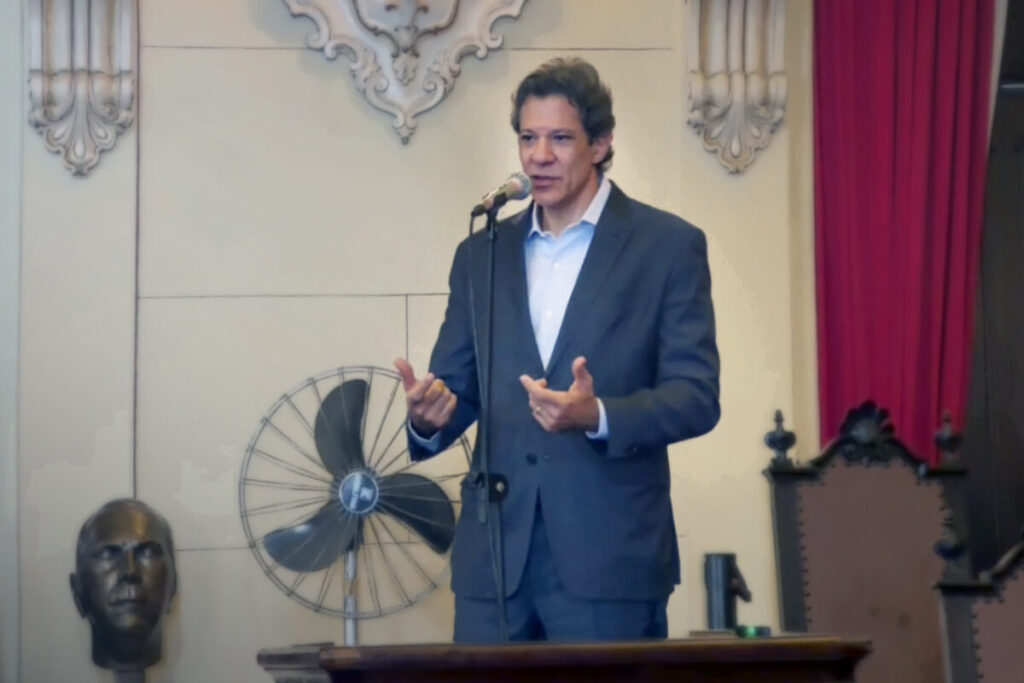 "É hora de vestir uniforme do embate", diz Haddad após derrota do IOF